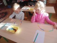 дети собирают многоугольник из счетных палочек
